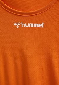 Oranges Sportshirt aus strukturiertem Stoff, mit Rundhalsausschnitt und dem Schriftzug "hummel" in Weiß auf der Brust.