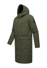 Abrigo largo verde oliva con capucha, hecho de tela texturizada, que cuenta con una cremallera, cordones y dos bolsillos frontales. Logo negro en la manga.