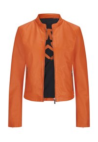 Giacca arancione in ecopelle con colletto alla coreana, cerniera frontale e tasche laterali con zip, indossata sopra una camicia nera parzialmente visibile con motivo arancione.