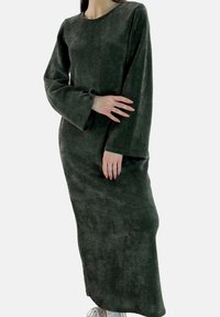 Dunkelgrünes, langärmeliges Kleid aus weichem Stoff mit lockerem Schnitt und rundem Ausschnitt; verfügt über ausgestellte Ärmel und minimale Textur.