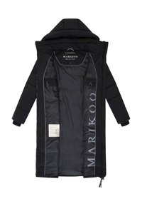 Abrigo acolchado negro con capucha, con diseño acolchado, cierre de cremallera y bolsillos internos. Logo impreso en plata en el forro.