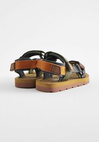 Next REGULAR FIT brązowy