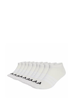 Dix paires de chaussettes basses blanches avec logo Adidas noir sur les orteils, alignées en rangée diagonale sur fond blanc.