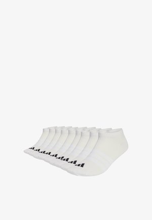 Dix paires de chaussettes basses blanches avec logo Adidas noir sur les orteils, alignées en rangée diagonale sur fond blanc.