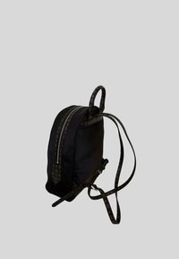Zaino in tessuto nero con una texture liscia, doppie cerniere e spallacci decorati con piccoli loghi. Forma compatta e rettangolare con spallacci regolabili.