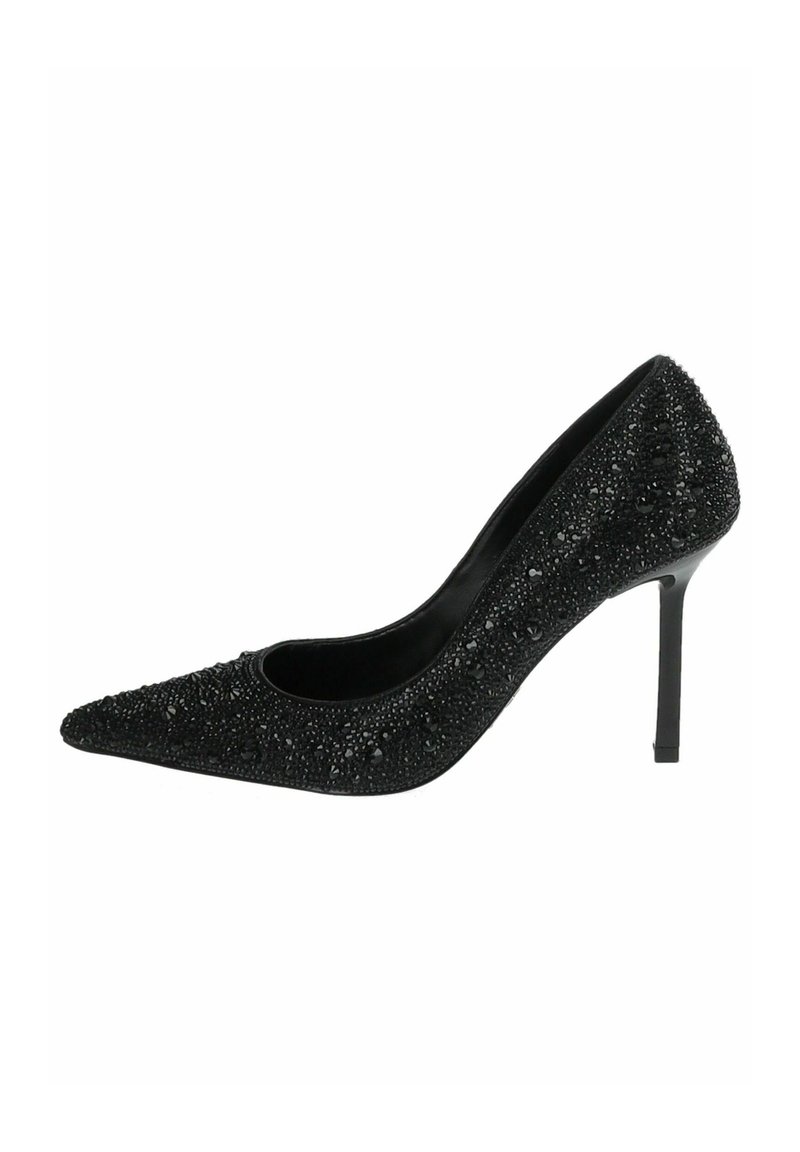 Zapato de tacón alto negro con punta afilada, superficie texturizada adornada con perlas y un elegante tacón de aguja negro.