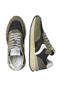 Sneaker verde oliva e neri con pannelli in camoscio e rete, lacci grigi, dettagli bianchi e suole in gomma nera spessa. Dettagli testurizzati sui lati.