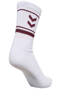 Weißer Socke mit bordeauxfarbenen Streifen und Chevron-Muster nahe der Spitze. Aus einem strukturierten Stoff gefertigt, verfügt sie über eine verstärkte Ferse und Zehen.