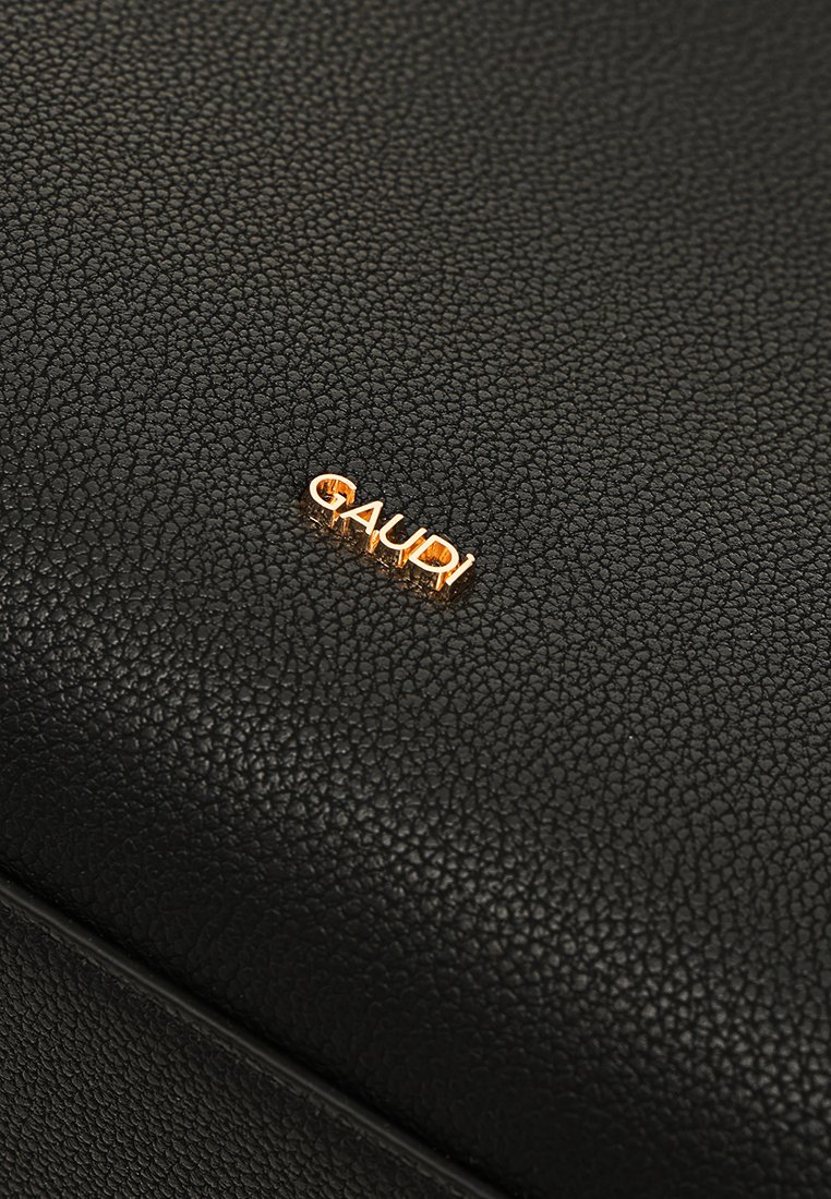 Borsa in pelle nera testurizzata con logo "GAUDI" dorato in rilievo. La superficie presenta una finitura a ciottoli con lievi riflessi.