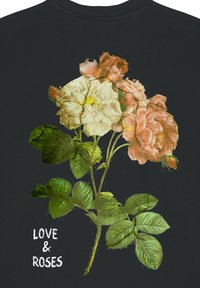 Un tessuto nero presenta una grafica floreale di rose rosa e bianche con foglie verdi, accompagnata dal testo "AMORE & ROSE" in lettere bianche.