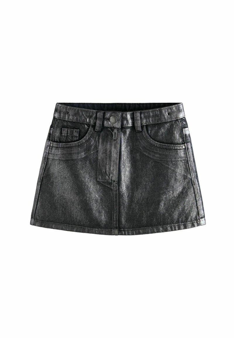 Sort denim mini nederdel med en blank finish, forlommer og bæltestropper. Har en knaplukning og en lige form.