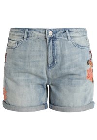 Pantalones cortos de mezclilla en azul claro con dobladillos enrollados, con bordado floral en tonos rosa, naranja y marrón en los laterales y cierre de botón.