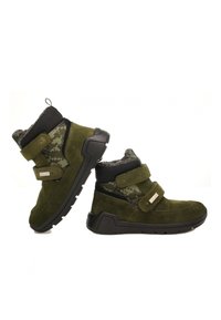 Groene suède laarzen met zwarte synthetische accenten, klittenbandsluitingen en een gestructureerd camopatroon. Rubberen zolen met grip voor tractie.