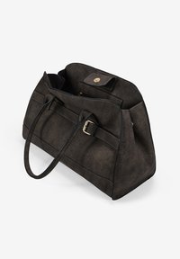 Gran bolso negro oscuro con un acabado texturizado, asas dobles, herrajes en tono dorado y un bolsillo interior. Presenta un cierre de solapa con broche.