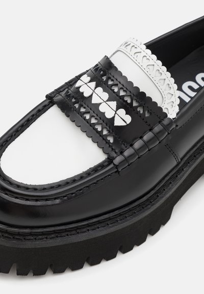 MOSCHINO - Czółenka na platformie