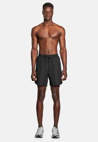 Czarne kąpielówki wykonane z lekkiego materiału, z elastycznym paskiem w talii, regulowanym sznurkiem i bocznymi kieszeniami.