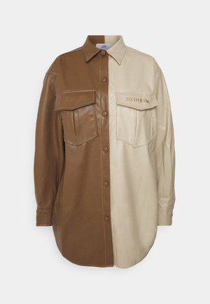 Chemise à manches longues boutonnée avec un design divisé, marron à gauche et beige à droite, deux poches avant à rabat, "SIXTH JUNE" brodé sur la poche droite.