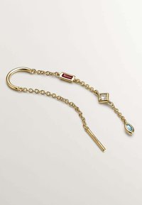 Joyería de cadena de oro con piedras rectangulares, en forma de diamante y gota de agua en rojo, transparente y azul. Textura suave con acabado pulido.