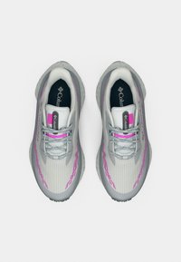 Τα γκρι αθλητικά παπούτσια έχουν υφή στο πάνω μέρος, ροζ λεπτομέρειες, ανακλαστικά στοιχεία και μαλακή σόλα. Τα κορδόνια είναι γκρι με μοτίβο ύφανσης.