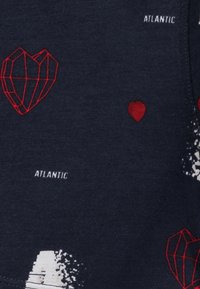 Granatowa tkanina z rozproszonymi wzorami czerwonych serc i kryształowego serca oraz tekstem "ATLANTIC" w białym kolorze.
