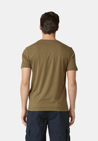 T-shirt verde oliva con maniche corte, collo rotondo e texture liscia, mostrato da dietro. Presenta un dettaglio di cucitura sottile.