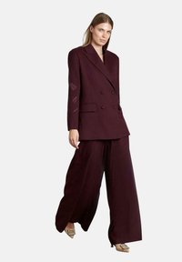 Bordeaux dubbelzijdig blazer en wijde broek, vervaardigd uit textuurstof, met grote knopen en subtiele stiksels.