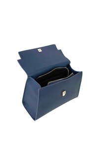 Sac en cuir bleu marine avec une forme structurée, des garnitures dorées, et une fermeture à rabat. L'intérieur comporte plusieurs poches avec fermetures éclair.