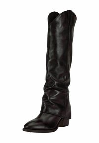 Botas negras hasta la rodilla hechas de cuero perforado con un diseño holgado, puntera redondeada y un tacón bajo. Detalle de superficie texturizada.