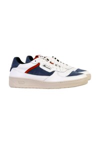 Baskets blanches en cuir avec des accents en daim bleu et rouge, design à lacets, col rembourré et semelle en caoutchouc avec une finition texturée.