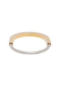 Guld- och silverarmband som har ett rektangulärt guldband och en slät, svängd silverdel, som visar upp en modern, minimalistisk design.