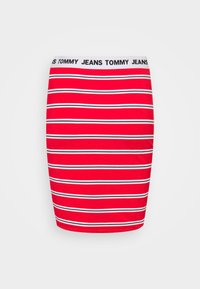Rot gestreifte Röcke mit weißen und schwarzen Horizontalstreifen. Mit einem weißen Bund, auf dem "TOMMY JEANS" steht. Aus elastischem Material gefertigt.