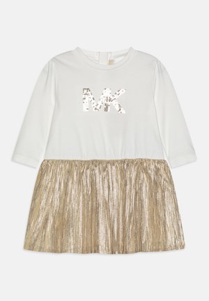 Biała sukienka z długim rękawem dla maluszka z pozłacanym cekinowym logo "MK" na piersi oraz metaliczną złotą plisowaną spódnicą przymocowaną w talii.