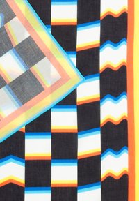 Dos bufandas a rayas superpuestas; una con rayas multicolores, la otra con cuadros y rayas onduladas en azul, naranja, amarillo y negro.