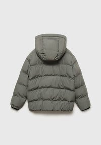 Zateplená prešívaná bunda v sivej farbe s kapucňou, ktorá má prešívané časti a elastické manžety. Mäkká textúra, navrhnutá pre teplo a pohodlie.