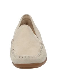 Beige suède instappers met een gladde textuur, gestikte accenten langs de teen en een rubberen zool ontworpen voor comfort.