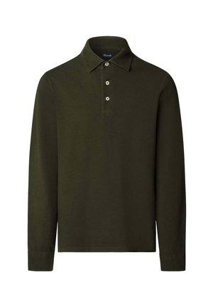 Camisa polo de manga larga en tela verde oscuro. Cuenta con un cuello clásico, una tapeta de tres botones y puños ajustados. Textura suave, sin patrones.
