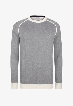 Suéter de punto gris con cuello redondo, que presenta detalles en blanco en los puños y el dobladillo, y una tela texturizada con patrones sutiles.