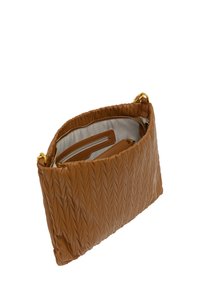 Geantă de mână texturați de culoare maro, cu un model matlasat, având accesorii din aur și un interior căptușit cu argint, dotat cu compartimente.