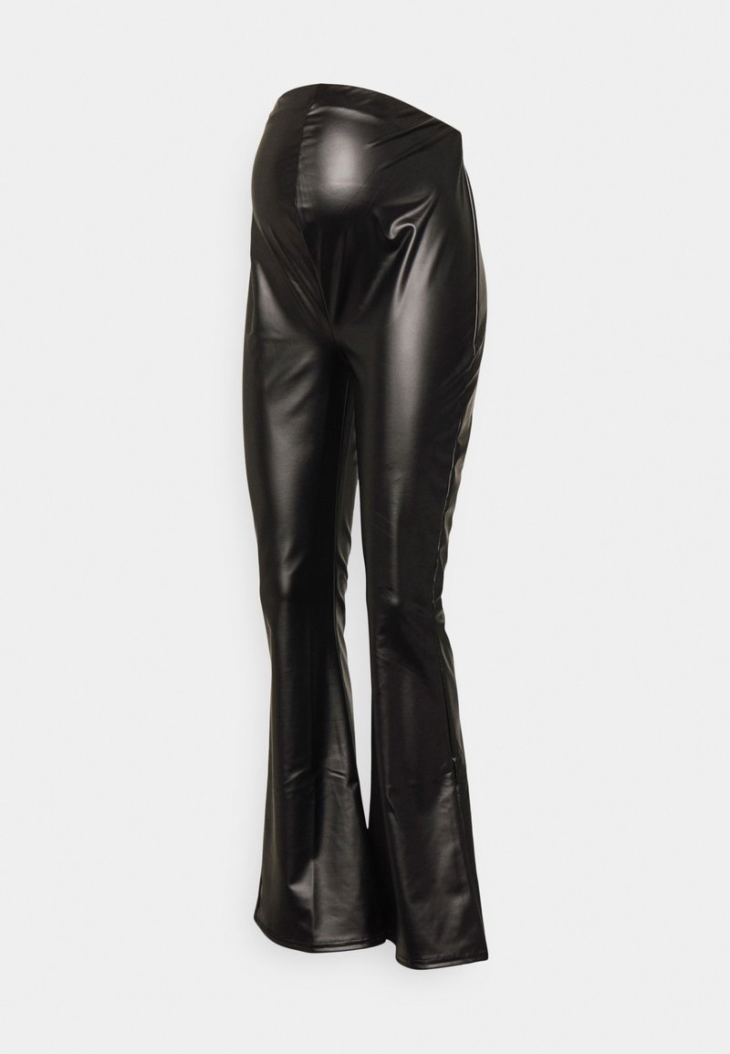 Calças flare de imitação de couro pretas com uma textura suave e brilhante, apresentando uma cintura alta e uma silhueta ajustada até ao joelho.