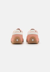 Baskets en suede rose et en mesh blanc avec semelles en caoutchouc. Détail étoile notable sur le talon, couture contrastante et semelle intermédiaire texturée.
