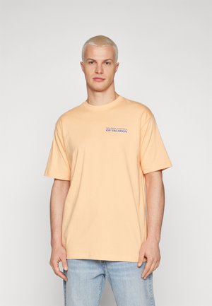 SKINNY DIPPIN' COCKTAIL SIPPIN' UNISEX  - Tričko s potlačou - peach