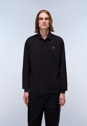 Camisa polo negra de manga larga con cuello y logo bordado en el lado izquierdo del pecho. El material parece suave y liso, con un corte estándar.