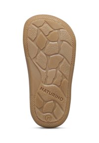 Světlě hnědá gumová podrážka s texturovaným vzorem, obsahující kruhové a oválné tvary. Vyražené označení "NATURINO" a velikost "20".