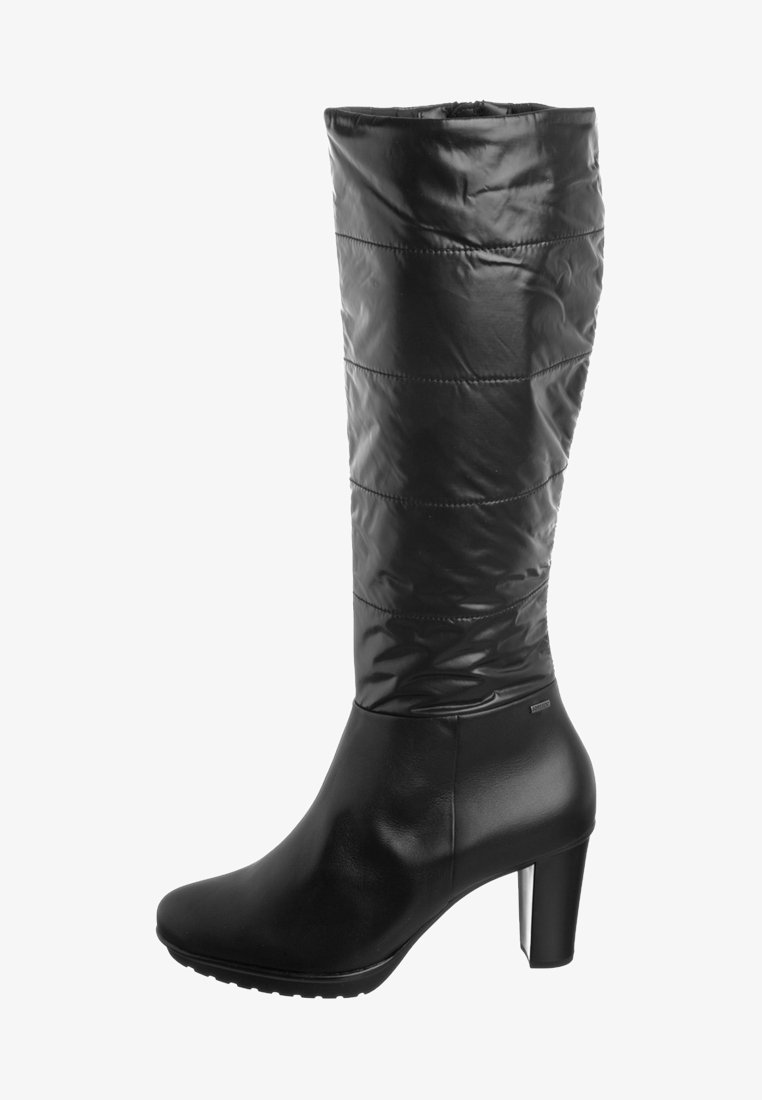 Botas negras hasta la rodilla con una parte superior de charol acolchado y una sección inferior de cuero suave. Presentan un tacón grueso y una suela texturizada.