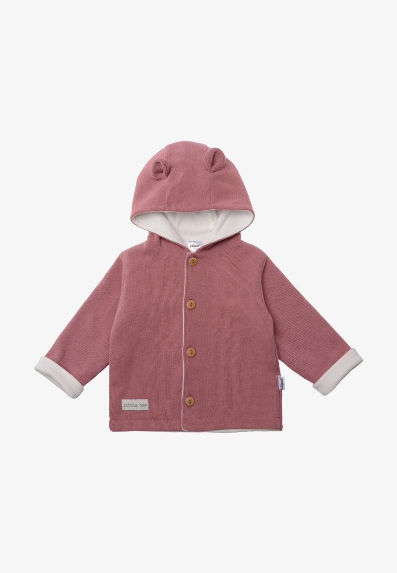 Roze babypakje met capuchon voorzien van kleine stoffen berenoren, houten knopen aan de voorkant en een witte voering met opgerolde manchetten.