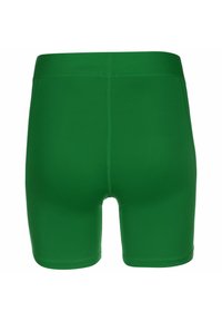 Pantaloni corti in tessuto stretch verde con una consistenza liscia. Design aderente, lunghezza a metà coscia, e un colore uniforme senza motivi o dettagli.