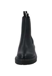 Černé kotníkové boty vyrobené z hladké kůže s pevnou podešví, vybavené poutkem s černobílými pruhy a elastickými bočními panely.