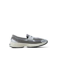 Zapatilla deportiva gris sin cordones con parte superior de malla, tira elástica, suela de goma y detalles texturizados en los laterales y en la puntera.