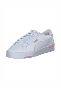 Sneaker bianco con tomaia in pelle liscia, dettagli rosa sul tallone, suola testurizzata e linguetta ammortizzata con lacci per una vestibilità sicura.