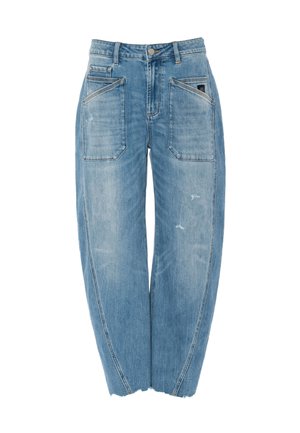 Vaqueros de mezclilla azul claro con grandes bolsillos delanteros de parche, ligero desgaste, cierre de botones y detalle de dobladillo sin rematar en los tobillos.